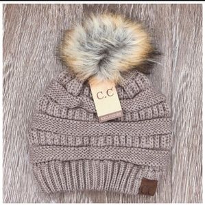 NWT knit faux fur pom beanie hat in Taupe